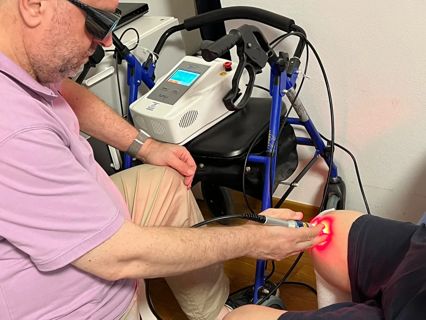 Trattamento laser sul ginocchio in studio