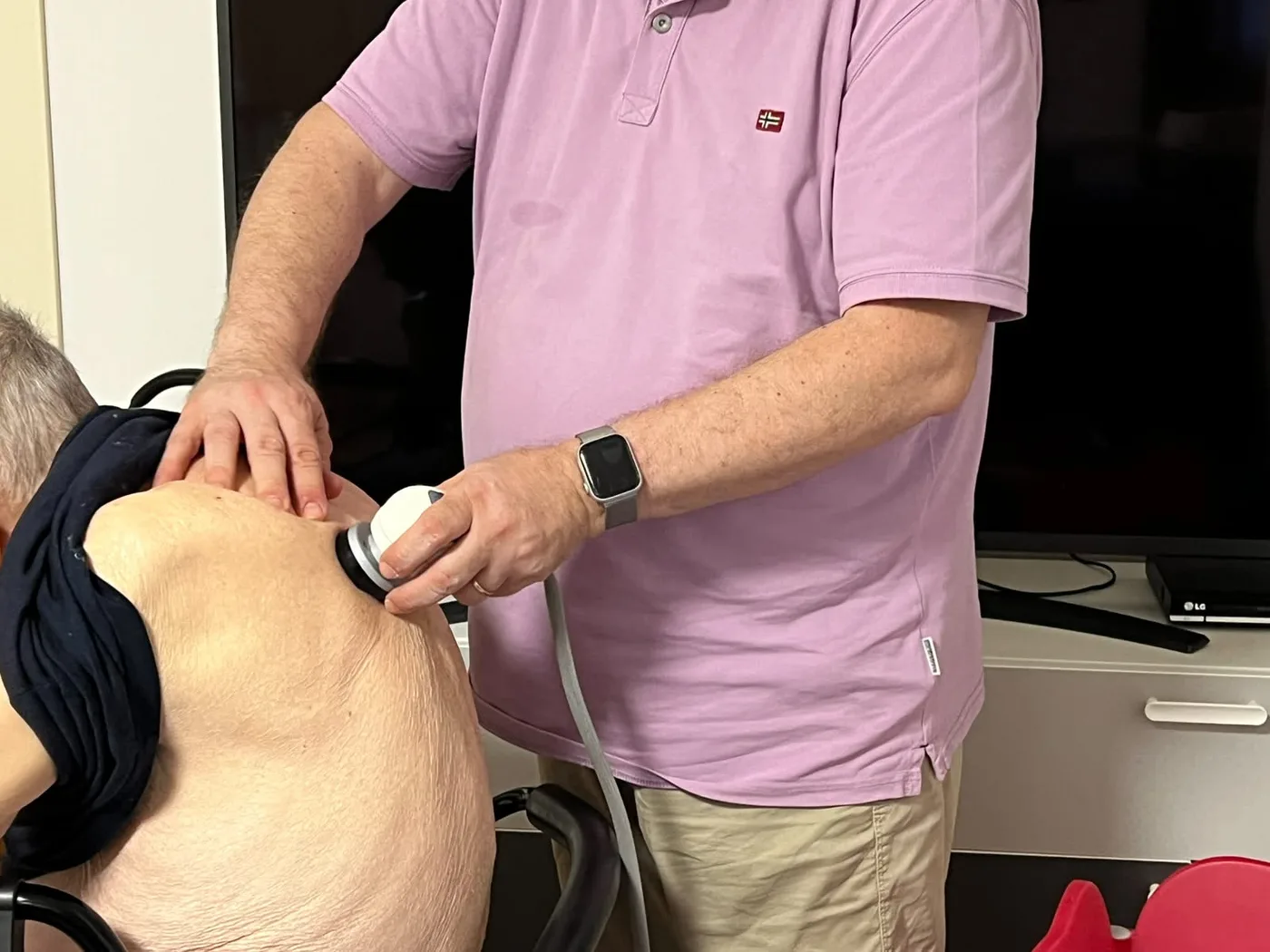 Cesare Missiroli durante un trattamento con la Tecar sulla spalla