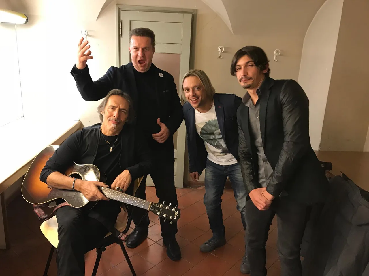 Cesare Missiroli dietro le quinte con musicisti