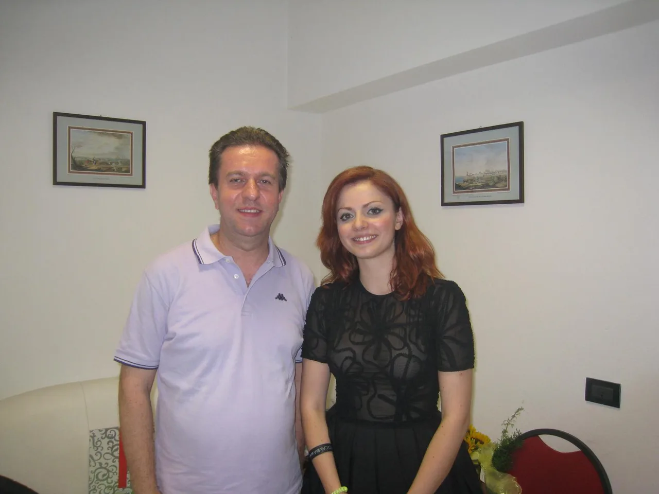 Cesare Missiroli con una cantante in camerino