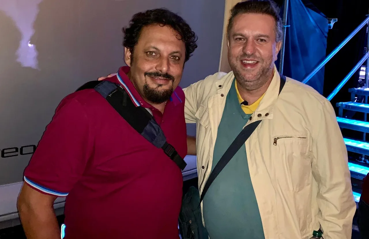 Cesare Missiroli con un artista dietro il palco