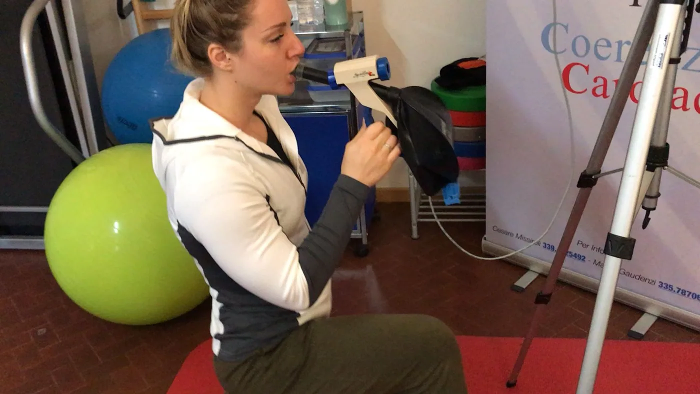 Atleta durante l'allenamento del respiro con lo SpiroTiger